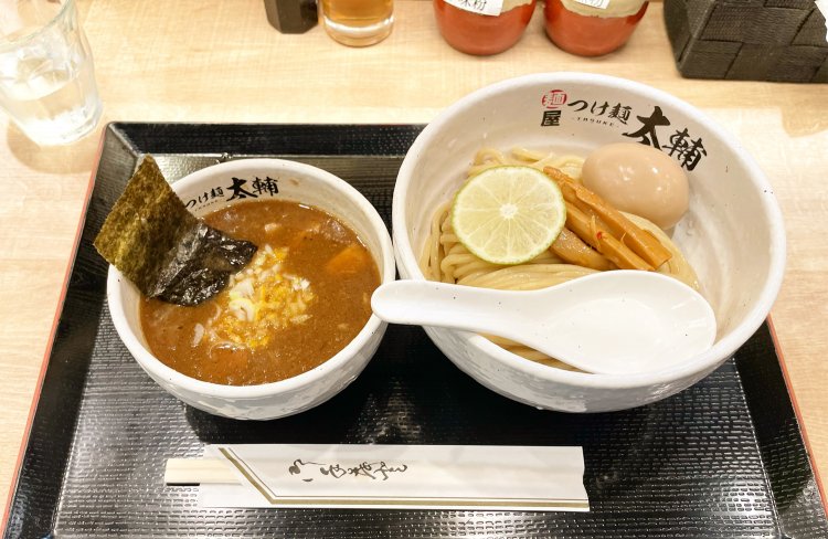 味玉濃厚つけ麺1250円。