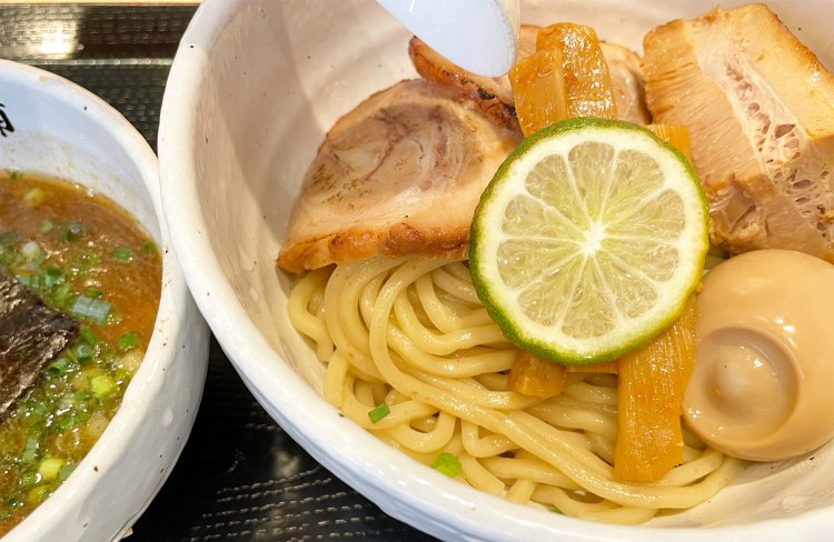 味玉濃厚つけ麺1250円。