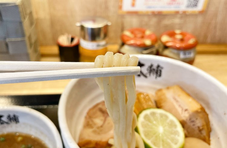 麺は『浅草開化楼』のものだ。