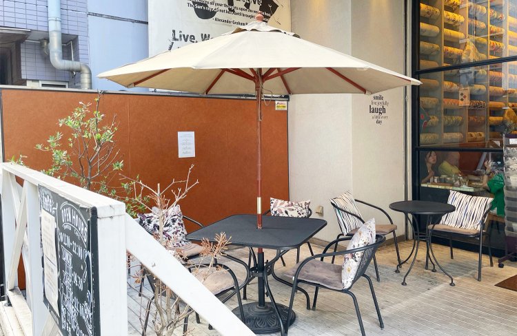 『友安製作所Cafe 浅草橋』テラス席。