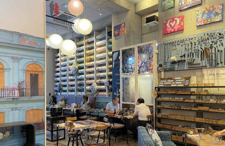 『友安製作所Cafe 浅草橋』店内。