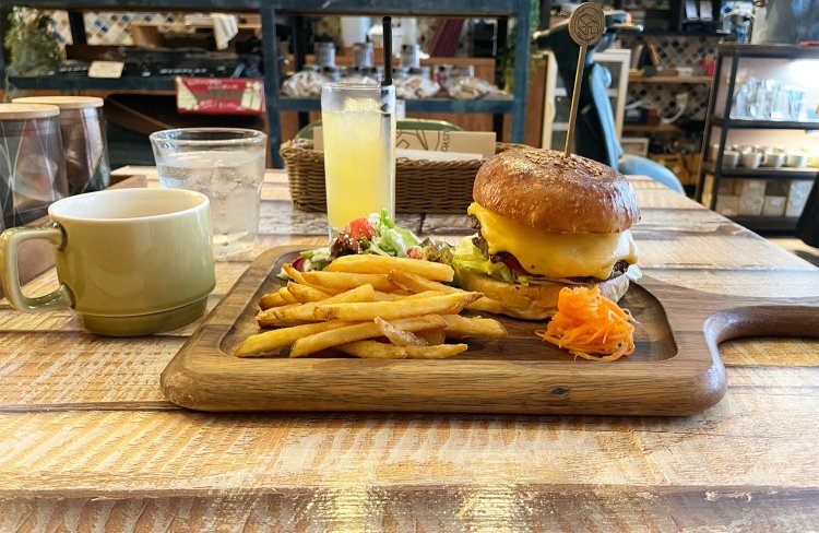 チーズバーガーセット1490円。