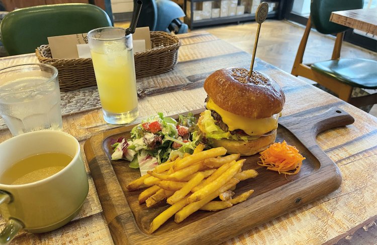 チーズバーガーセット1630円。