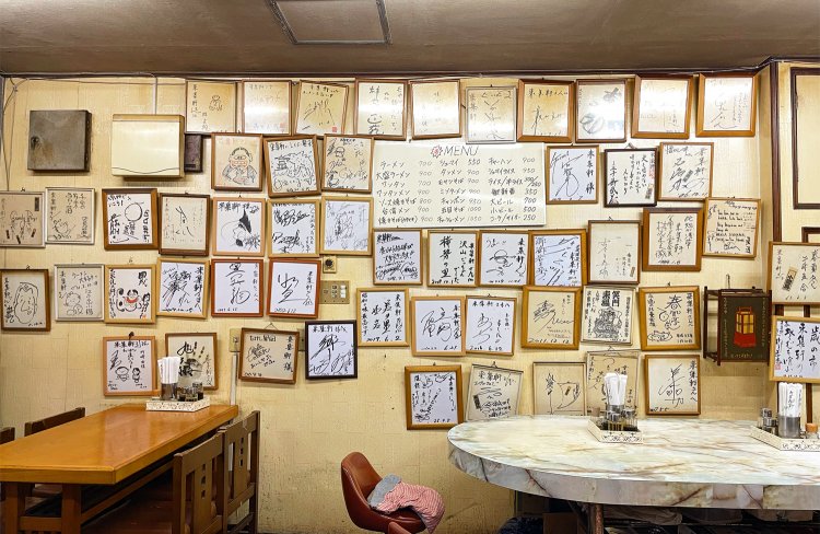 壁には有名人のサインが。