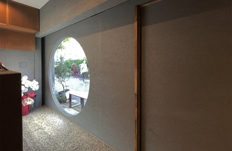 店内からの円窓。