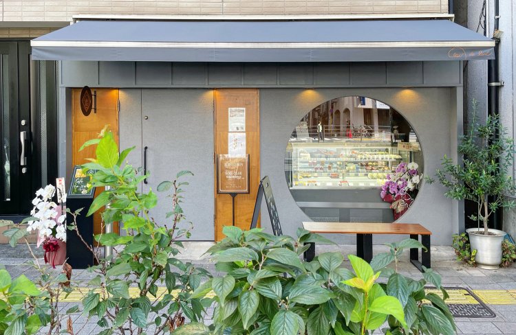 丸い大きい窓からショーケースが見える。