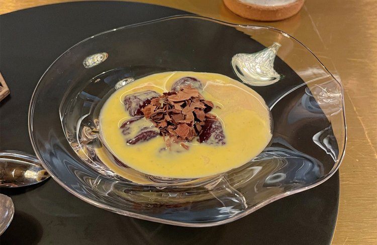 グリオットのわらび餅とアングレーズソース。