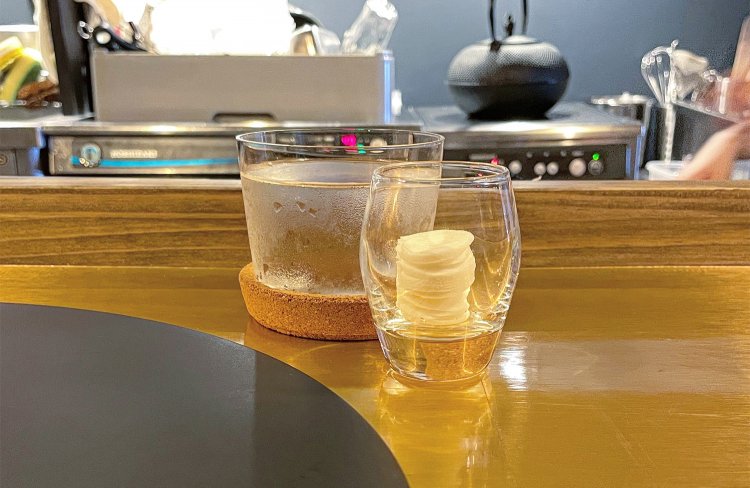 グラスで提供されるおしぼりが、非日常の世界に連れて行ってくれる。