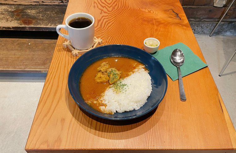 スパイシーチキンカレー800円とケニア産のホットコーヒー550円。