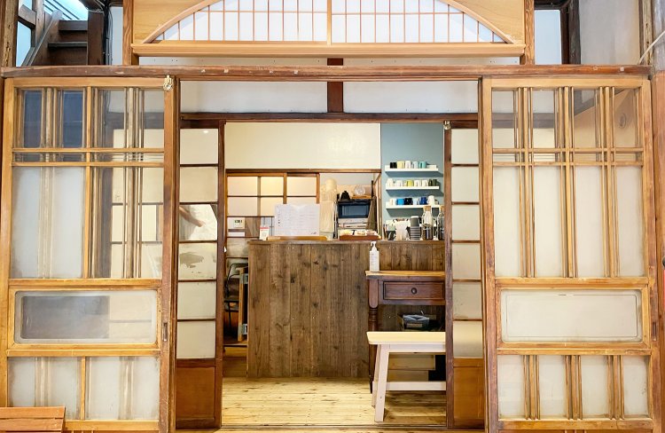 小上がりのレジカウンター。