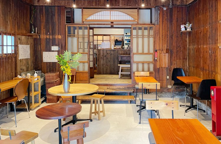 木のぬくもりであふれる店内。