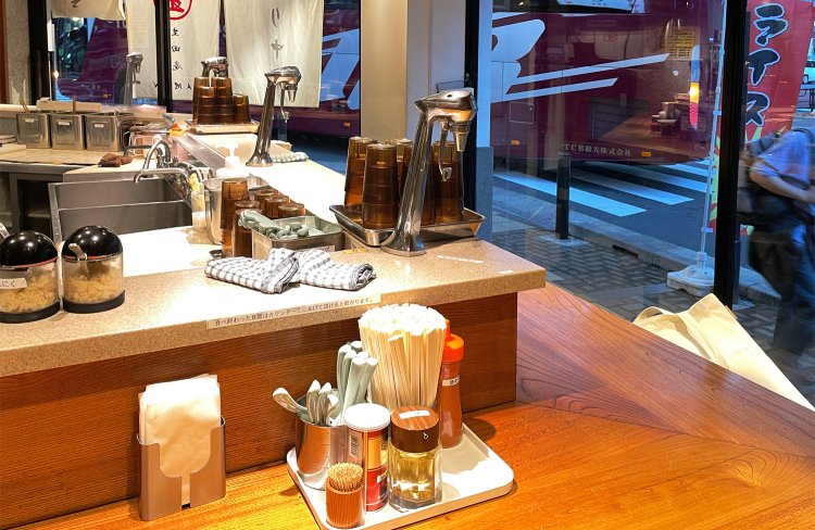 カウンターの中のピョさんに今後の目標を聞くと「浅草で一番のラーメン屋になりたいです」と満面の笑みで答えてくれた。