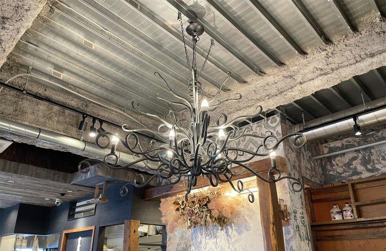 黒アイアンのシャンデリア。