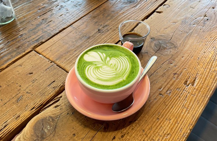 抹茶ラテ600円。桃色の器と抹茶の緑の対比が華やかでついついカメラを向けてしまう。