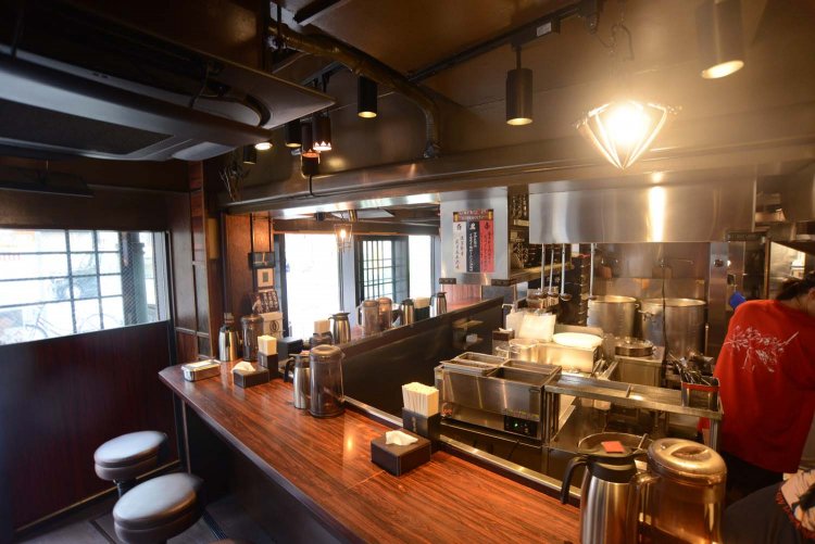 キッチンがカウンター席より低くなっているので、ライブ感覚でできている様子が見られる。