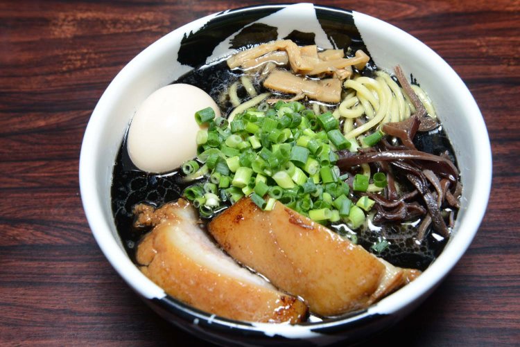白の丼に黒いスープが映える黒武骨ら～麺。