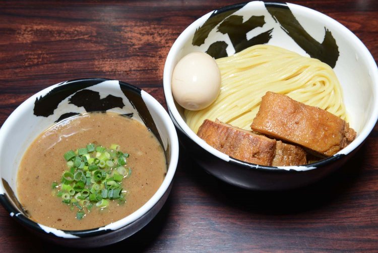 濃厚武骨つけ麺。つけ汁はら～麺と同じように「白」「黒」「赤」を選ぶこともできる。