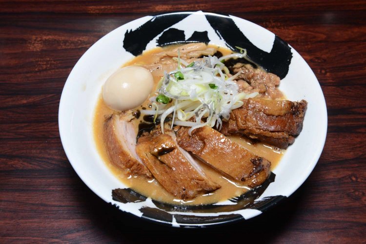 味噌武骨ら～麺1280円。ピリッと刺激的な辛味噌もある。