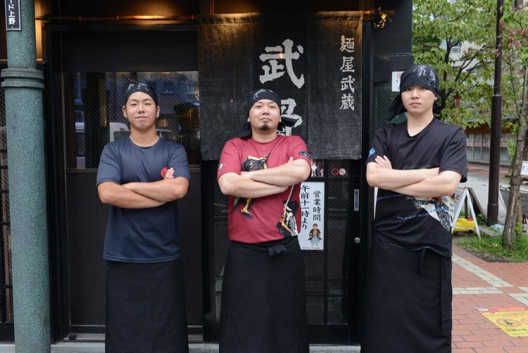 店長の遠藤有起さん（中央）をはじめ、明るいスタッフがそろう。