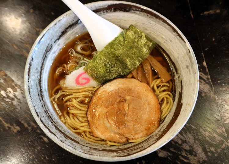 14時まで提供しているランチかつおラーメン750円。手頃な価格がうれしい。