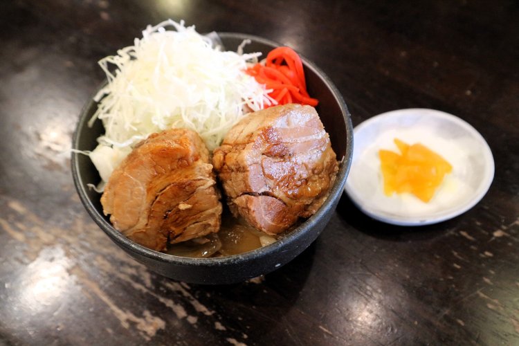 ラーメンと一緒に味わう人が多い角煮丼（小）450円。