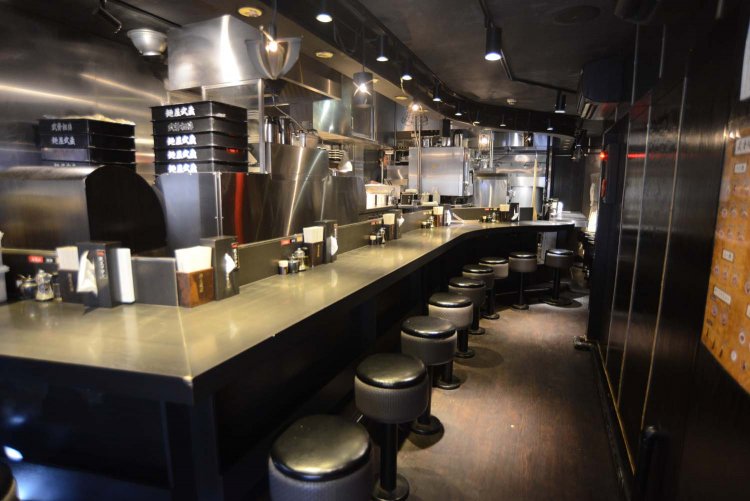 店内はやや湾曲したL字型のカウンター17席。