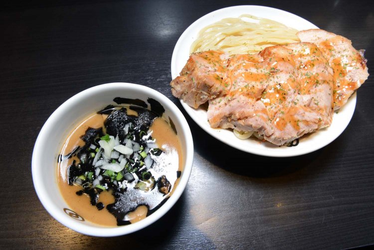 インパクト抜群の濃厚黒厚切りローストポークつけ麺。