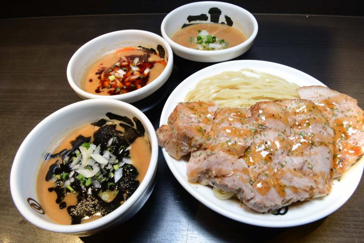 1回の注文で2種類のつけ汁が楽しめるのもうれしい。