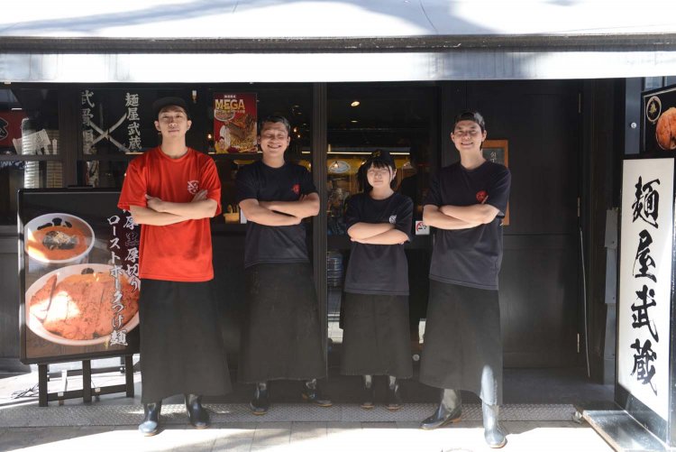 副店長の渡部陸斗さん（左から2番目）をはじめとしたスタッフの皆さん。