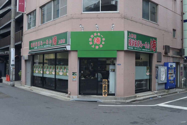 緑の看板が目印。周囲には焼き肉店や韓国食材を販売する店舗が並んでいる。
