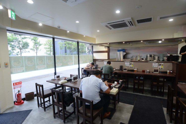 2面がガラス張りになっているので、明るく開放感がある。