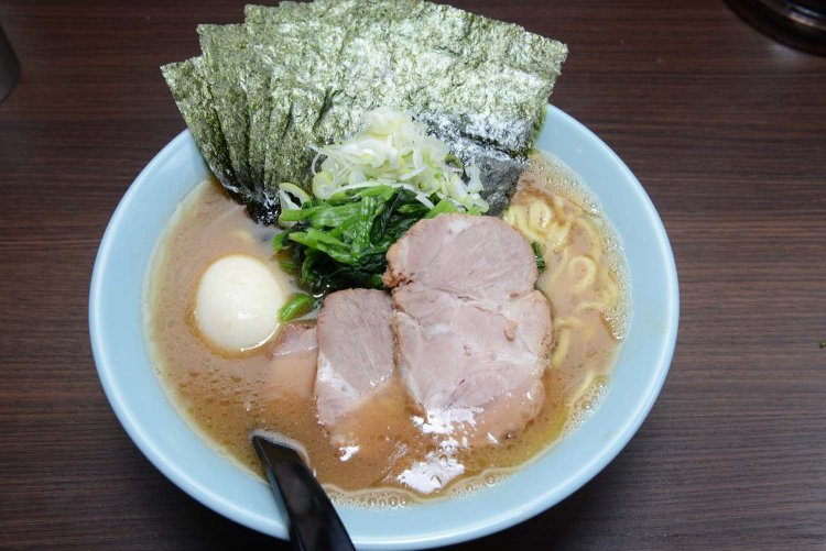 豪華にトッピングが盛られたら～めん全部のせ。