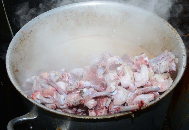 肩をメインにした豚骨や鶏ガラなど、1回の仕込みで50㎏も使うという。