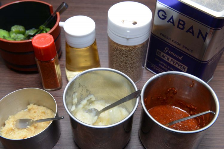 各種そろう卓上調味料。