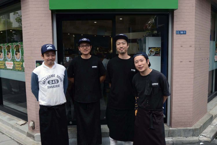 店長の菅原大輔さん（右から2番目）をはじめ、スタッフの皆さん。