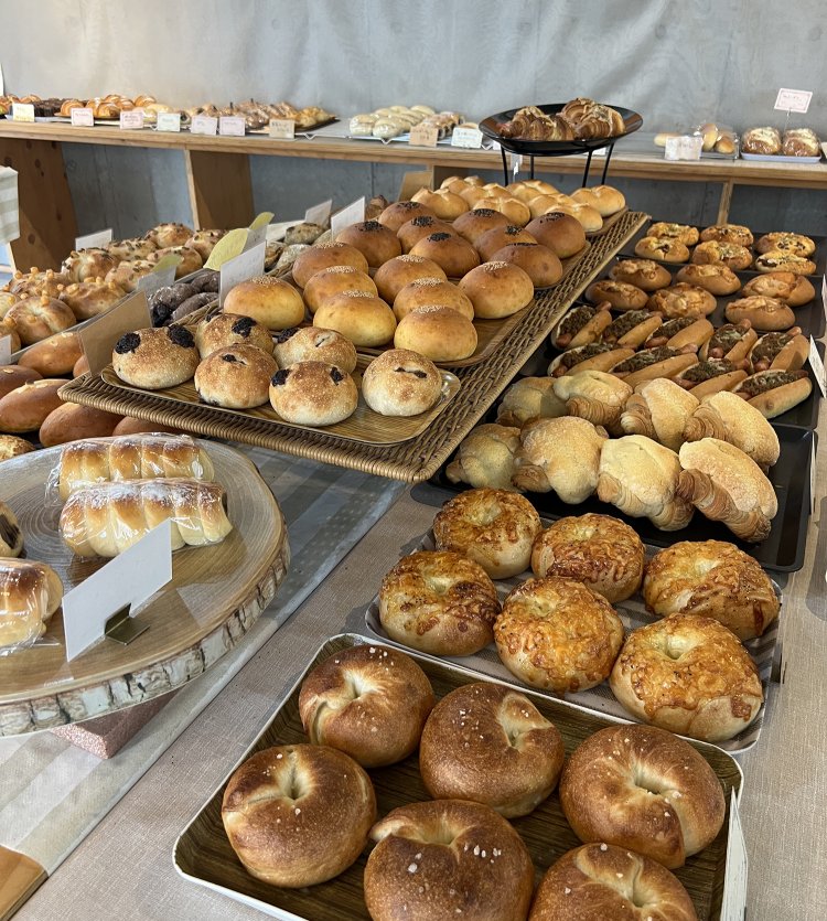 種類も豊富なベーグルも人気！所せましとバラエティ豊かなパンの数々に目移りしてしまう幸せな空間。
