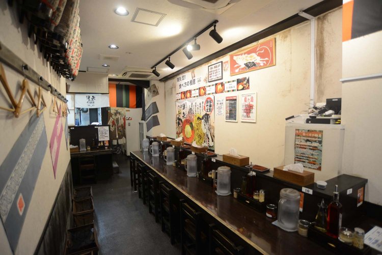 提灯や歌舞伎で使われる垂れ幕をイメージした暖簾がある。