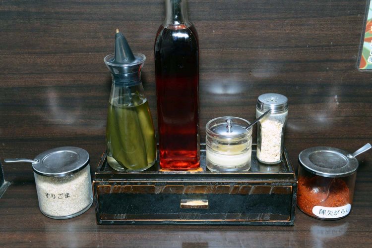 卓上調味料が充実しているので、好みにカスタマイズを。