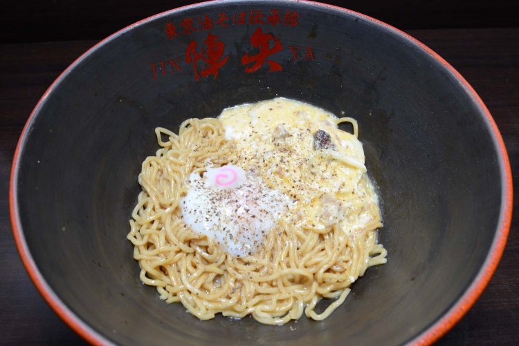 ぺぱたま大盛り。女性でもペロリと食べられる人気メニューだ。