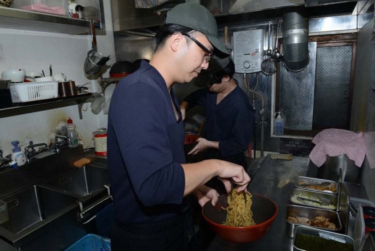 調理を行う副店長。