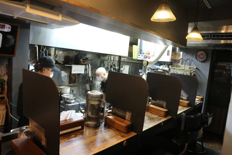 店内に入ったら、まずは券売機で食べたいラーメンを注文しよう。