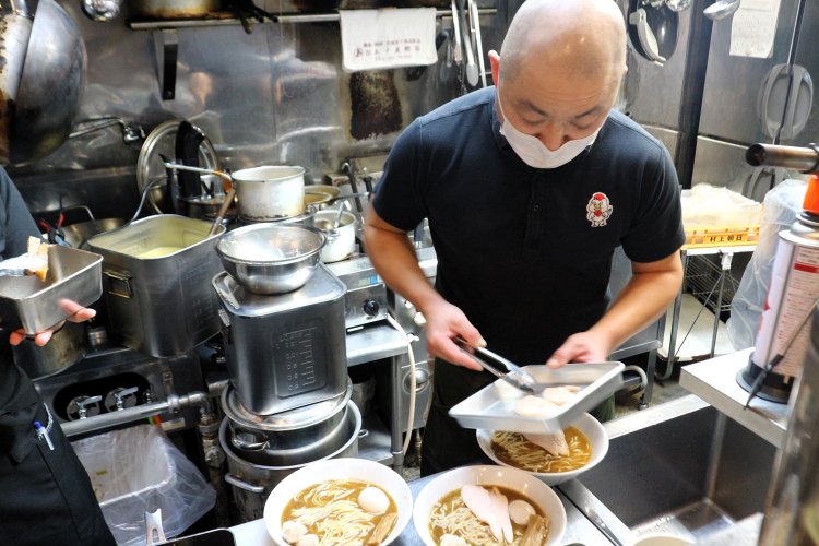 多彩な飲食店での経験を持つ店主の紅林さん。