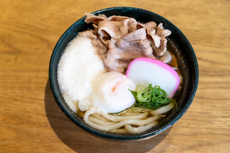 具がたっぷりの肉とろろたまごかけうどんは1150円。