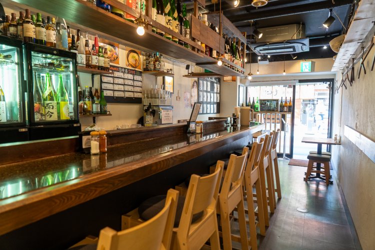 カウンター席で一人でも利用しやすい。