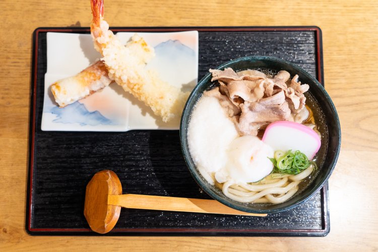 うどんを食べると、天ぷらもつまみたくなる！