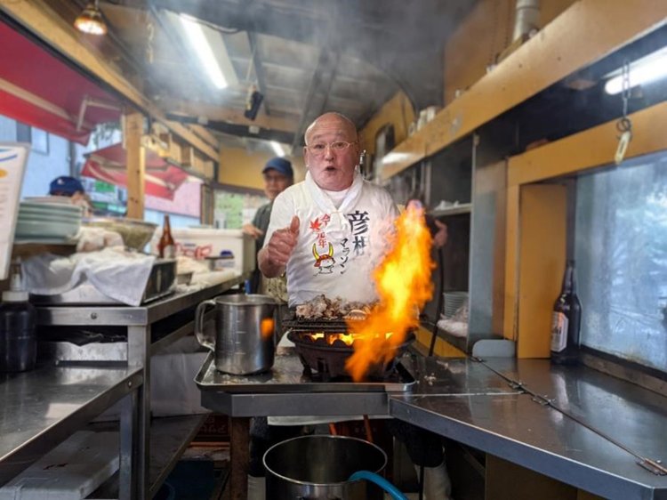 もはや観光名所！ 大阪・京橋の『居酒屋とよ』で昼間から開催される炎のディナーショー