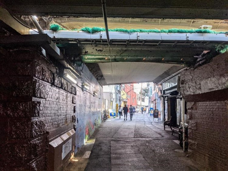 天井の低すぎる高架下。