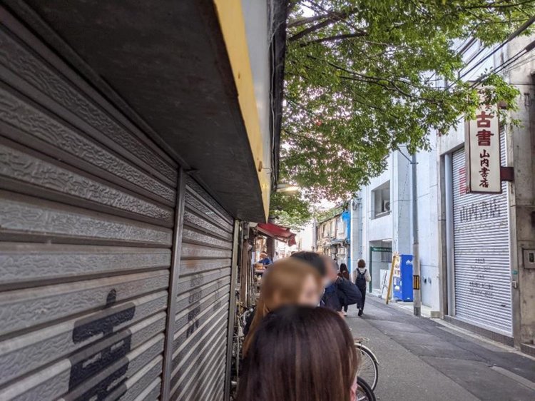 開店30分前から並ぶお客さん。