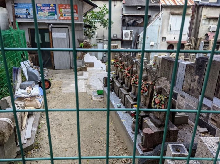 酒場の隣には、まさかの墓場が……！