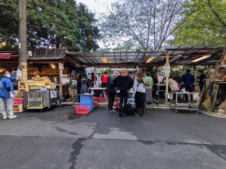 車道から見た『居酒屋とよ』。
